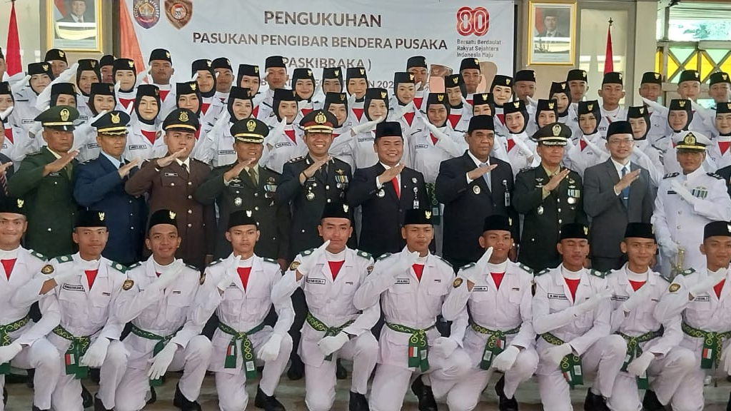 80 Anggota Paskibra Kabupaten Tegal 2025 DiKukuhkan, Bupati Ischak : Tunjukan Generasi muda Tegal memiliki semangat nasionalisme tinggi